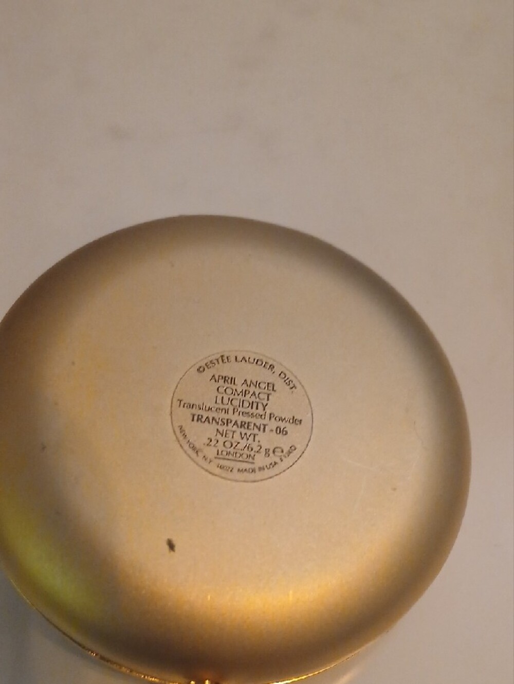 Estee Lauder Gold April Angel Compact & Powder - Picture 4 of 6